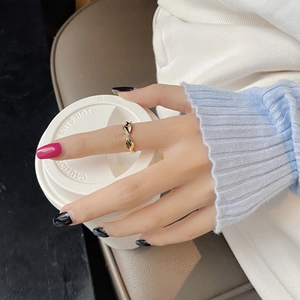 Anello a onda minimalista in argento 925 dorato al dito con tazza di caffè