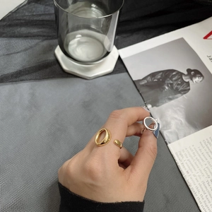 Nahaufnahme eines minimalistischen mehrlagigen Goldrings am Finger mit eleganter Ästhetik