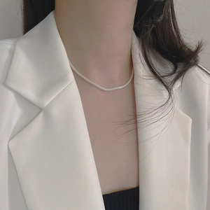 Detail of a 925 sterling silver mesh popcorn chain necklace on a female model