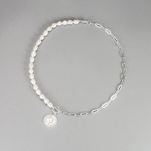 Collier perles de culture baroques avec pendentif pièce argent et demi-chaîne