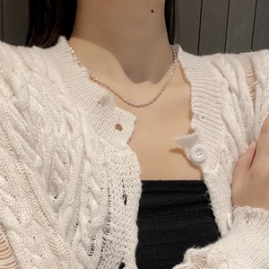 Collier ras du cou en argent sterling 925 avec perles olives porté sur un gilet blanc chic