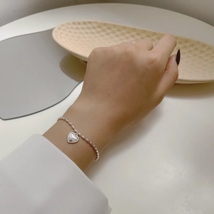 Elegant S925 sterling silver heart charm bracelet with rice bead chain on woman wrist
