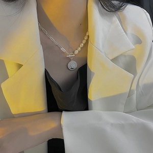 Collier en perles d'eau douce baroques et pièce en argent S925 avec fermoir OT
