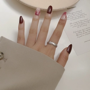 Vintage S925 Sterlingsilber Ring mit geometrischer Steinstruktur an Frauenfinger