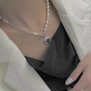 Collier perles d'eau douce baroques avec chaîne argent S925 et pendentif reine