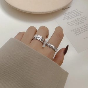 Detail von Vintage S925 Silberringen mit Riss-Textur an einer minimalistischen Modellhand