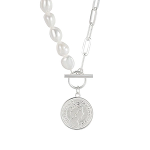 Collier perles baroques et pièce en argent avec fermoir T et pendentif reine