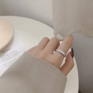 Nahaufnahme eines S925 Sterlingsilberrings mit geometrischem Rautenmuster auf dem Finger