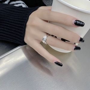 Bague en argent S925 minimaliste avec texture irrégulière et pierre de zircon brillante