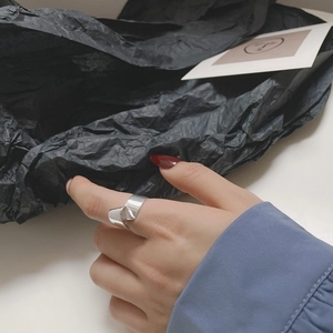 Bague large en argent massif S925 au design minimaliste plissé pour femme