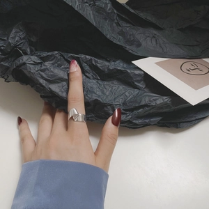 Détail d'une bague irrégulière en argent S925 minimaliste avec un design poli torsadé