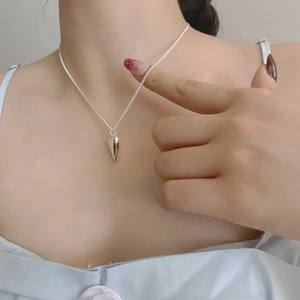 Vista dettagliata del ciondolo a cuore in argento sterling S925 su catena sottile