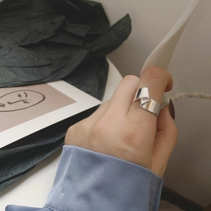 Vue rapprochée d'une bague tordue irrégulière en argent S925 minimaliste portée au doigt