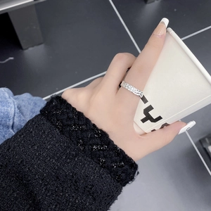 Nahaufnahme eines S925 Sterling Silber Rings mit handgehämmerter Struktur am Finger