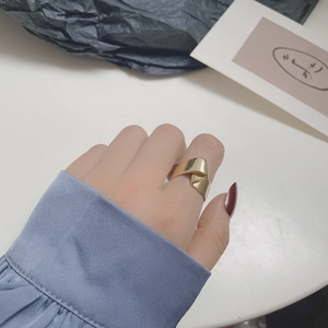 Bague large pliée minimaliste en argent S925 doré portée sur un doigt élégant