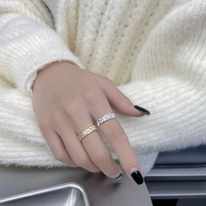 Minimalistische S925 Sterlingsilber Ringe mit gehämmerter Textur in Gold und Silber
