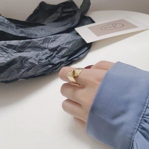 Détail de la bague irrégulière en argent S925 doré avec un design torsadé minimaliste