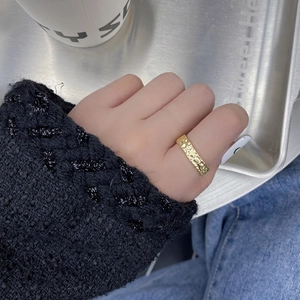Minimalistischer S925 Sterlingsilber Ring mit gehämmerter goldener Textur am Finger
