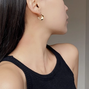 Boucles d'oreilles dorées torsadées en C pour femmes au design géométrique et élégant