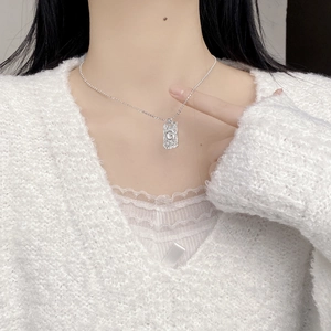 S925 sterling silver rectangular G-letter pendant necklace with crumpled texture
