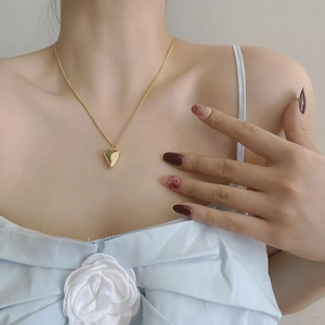 Elegante collana in argento sterling 925 con ciondolo a cuore dorato al collo