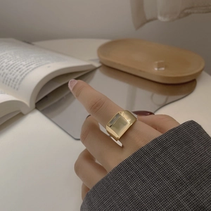 Minimalistischer breiter goldener quadratischer Ring für Damen mit Hochglanzoberfläche