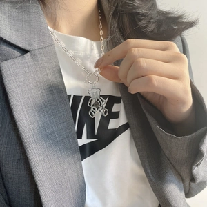 Détail du collier ours en argent S925 avec fermoir à bascule OT sur costume gris