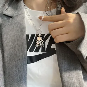 Détail du collier ours en argent sterling S925 avec fermoir OT sur une tenue décontractée