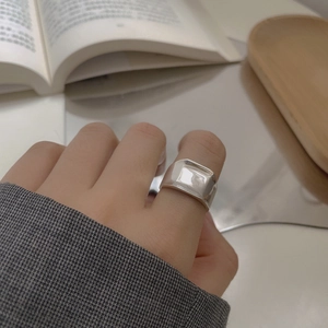 Minimalistischer quadratischer Ring aus poliertem S925 Sterlingsilber mit breiter Ringschiene