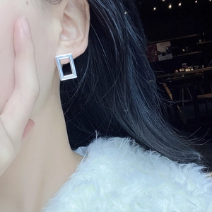 Minimalist S925 sterling silver rectangular earrings worn by a model in a trendy style