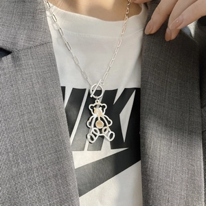 Détail du collier chaîne trombone argentée avec pendentif ours creux et fermoir OT