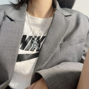 Collier avec pendentif ours en argent S925 et fermoir à bascule sur une tenue stylée