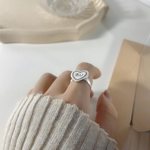 Detailed view of S925 sterling silver heart ring with Ai engraving and beaded edge decor