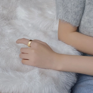 Macro view of a gold-plated 925 silver ring featuring vertical pleated texture details