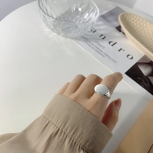 Minimalistischer S925 Sterlingsilber ovaler glatter offener Ring am Finger in Lifestyle-Szene