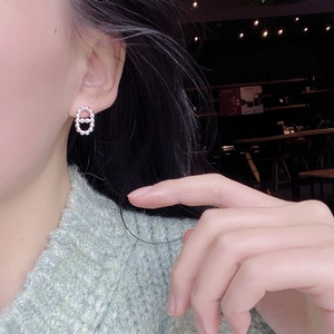 Elegant S925 sterling silver pig nose stud earrings with beaded edge on a model