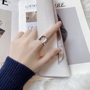Close-up of S925 sterling silver horseshoe U-shaped open ring worn on a finger