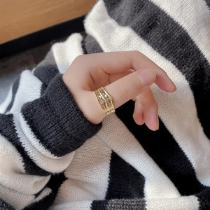 Bague minimaliste en argent S925 avec une texture martelée dorée irrégulière sur la surface