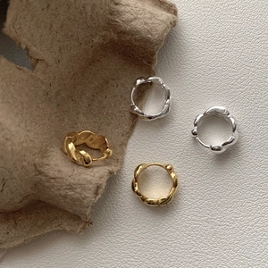 Orecchini a cerchio intrecciati in argento 925 color oro e argento con trama ondulata