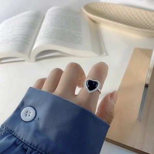 S925 sterling silver heart ring featuring black agate and vintage milgrain detailing