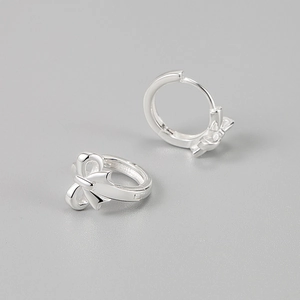Elegante S925 sterling zilveren strik huggie oorbellen met gepolijste afwerking op grijs