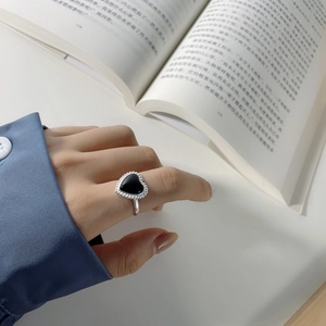 Close-up of S925 silver ring featuring a black onyx heart and retro beaded edge
