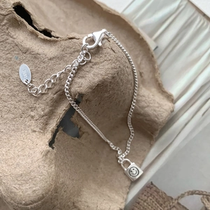 Minimalist S925 sterling silver chain bracelet with smiley face lock charm and clasp