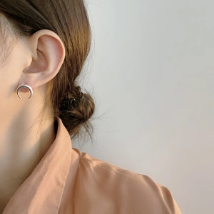 S925 sterling silver crescent moon stud earrings for women with minimalist punk style