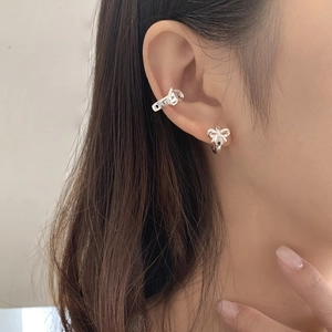 Elegante S925 sterling zilveren strik oorbellen en hart oormanchet gedragen door model