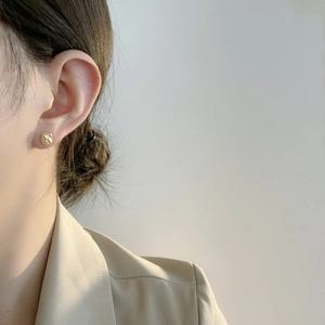 Minimalistische 925 Silber Lavastein-Ohrstecker in Gold am Model präsentiert