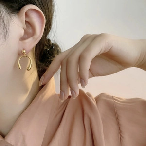 Élégantes boucles d'oreilles pendantes en U dorées avec design minimaliste en argent S925