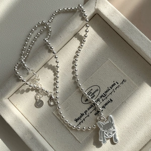 Détail du collier carlin en argent 925 avec chaîne à billes et fermoir mousqueton
