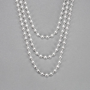 Collier à trois couches de perles argentées au design minimaliste multi-rangs