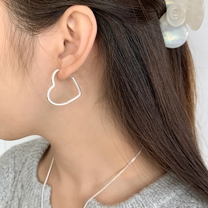 Créoles en forme de cœur en argent sterling 925 portées par un mannequin femme